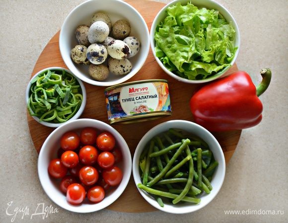 Подготовьте, помойте овощи и зелень. Стручковую фасоль разморозьте и отварите в подсоленной воде буквально 5 мин. Обдайте фасоль холодной водой и обсушите на бумажном полотенце. Перепелиные яйца отварите и очистите от скорлупы.