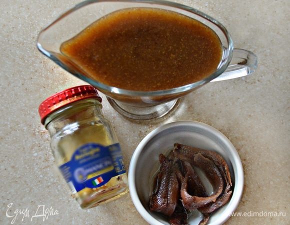 Анчоусы выньте из баночки, промокнув излишки масла салфеткой. Для заправки можно использовать бальзамический уксус (яблочный) с оливковым маслом, но я вам предлагаю приготовить восхитительный соус на основе растительного и кунжутного масла. Для этого поместите ингредиенты для соуса в блендер и пробейте до однородной массы. Количество ингредиентов для соуса дано на несколько порций такого салата. Он хорошо хранится в холодильнике в стеклянной закрытой посуде, так что вы его можете использовать и в течение последующих двух недель точно.