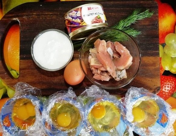 Возьмите необходимые продукты для начинки. Яйца пашот готовьте так, как привыкли. Мне удобно их варить в пищевой пленке 3,5 минуты.