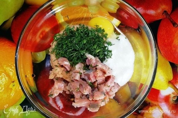 Паштет из тунца ТМ «Магуро» переложите в миску, добавьте к нему нарезанного слабосоленого лосося, укроп, обезжиренный йогурт и яйцо. Перемешайте. Солить не надо.