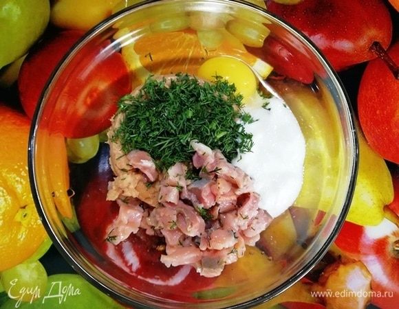 Паштет из тунца ТМ «Магуро» переложите в миску, добавьте к нему нарезанного слабосоленого лосося, укроп, обезжиренный йогурт и яйцо. Перемешайте. Солить не надо. 