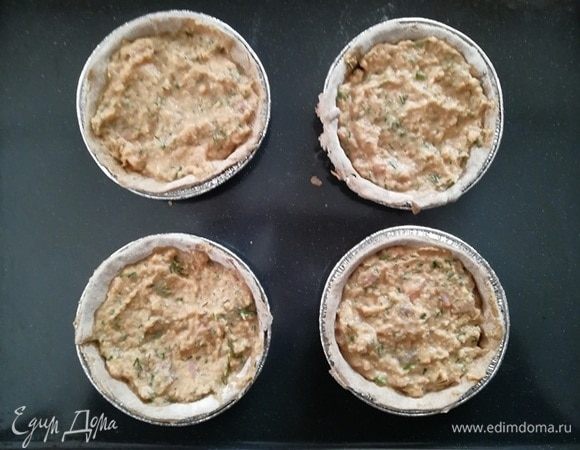 В каждую тарталетку положите начинку и отправьте обратно в духовку на 5 минут. 