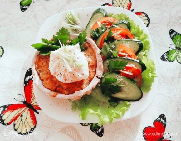 Ржаные тарталетки с паштетом из тунца готовы. Самое время сервировать их со свежими овощами, выложить на них яйцо пашот и разрезать его.