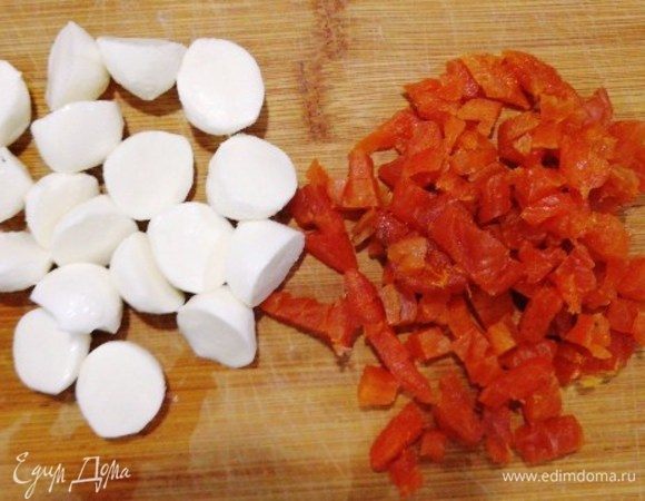 Курагу ТМ «Семушка» промойте и произвольно нарежьте, шарики сыра разрежьте на 2 части.