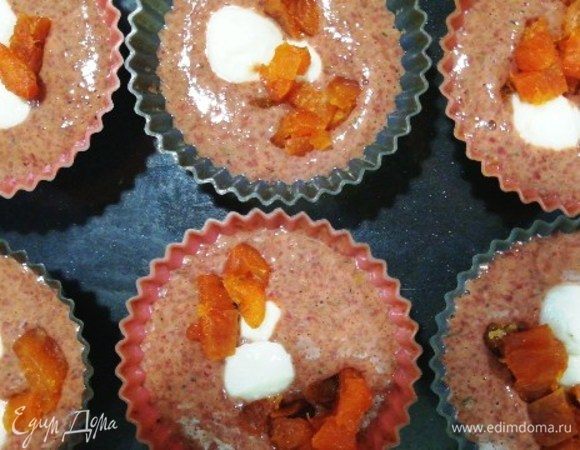 Силиконовые формочки наполните печеночным фаршем на 2/3, уложите моцареллу и курагу.