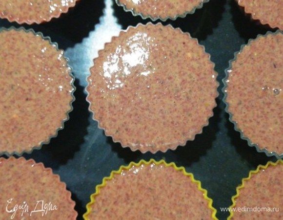 Залейте сверху печеночным фаршем. Кексы не поднимутся, поэтому формочки я заполнила практически доверху. Отправляем противень с кексами в разогретую до 180⁰С духовку на 25 минут.