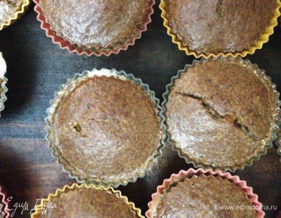 Вот такие румяные кексики получились. Вынимаем их из духовки и слегка остужаем.