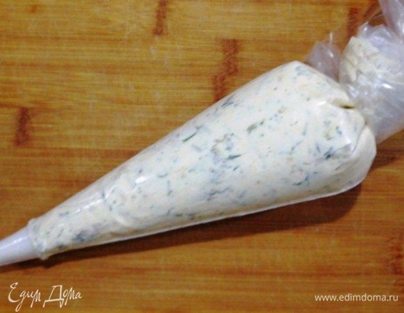 Для творожной шапочки смешиваем творожный сыр, копченую паприку (можно обычную), укроп, соль. Перекладываем начинку в кондитерский мешок и украшаем кексы. Я кондитер никакой, у вас получится красивее!