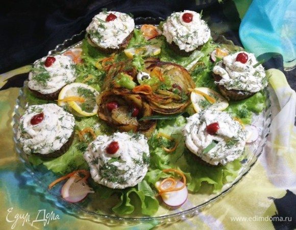 Вообще кексы смотрятся, как сладкие. Шапочку из творога я украсила капелькой кетчупа. Подала кексы с розами из картофеля. На мой взгляд, кулинарный эксперимент удался!