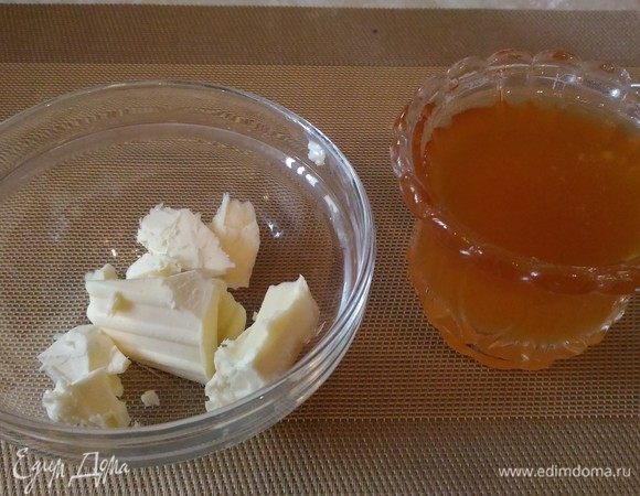 Пока наше тесто отдыхает, сделаем соус для пропитки блинчиков.
Для этого сливочное масло растопить в микроволновой печи, остудить до 60⁰С и смешать с жидким медом. Все, соус готов!