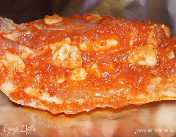 Мясо нарезать на три куска и обмазать маринадом, приготовленным из чеснока, перца, соли, аджики или горчицы. Положить в посуду с крышкой и убрать в холодильник до часа Х. Я с вечера мариную мясо.