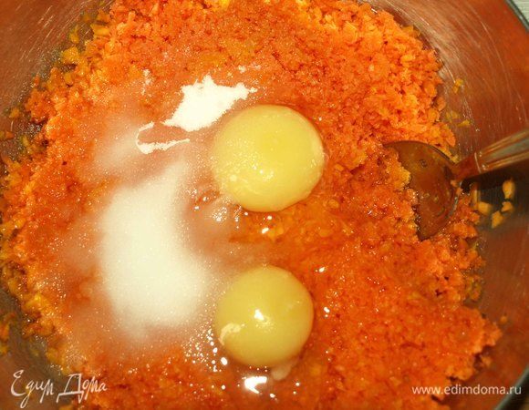 Добавить куриные яйца (у меня очень крупные куриные яйца, если яйца мелкие, то добавить 3 яйца). Фруктозу (фруктозу можно заменить сахаром, увеличив его количество по желанию), растительное масло. Все хорошо перемешать.