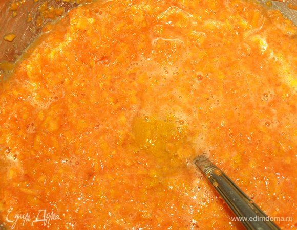 Из апельсина добываем цедру и сок. Добавляем к остальным ингредиентам. И все хорошо перемешиваем. 