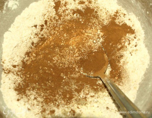 Муку просеять и соединить с измельченным фундуком. Добавляем соль, разрыхлитель, корицу, мускатный орех, кардамон.