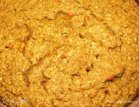 Перекладываем в форму (у меня силиконовая форма диаметром 20 см, высотой 7 см). Если использовать металлическую форму, то ее желательно смазать маслом. Выпекаем в заранее разогретой до 180°С духовке около 1 часа до «сухой спицы». Духовки разные, надо ориентироваться на возможности духовки в которой выпекается пирог.  