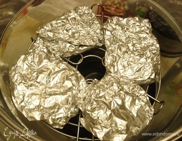 Когда наступит время, заверните мясо в фольгу, уложите его в аэрогриль или духовку и выпекайте минут 45 при температуре 250°С.