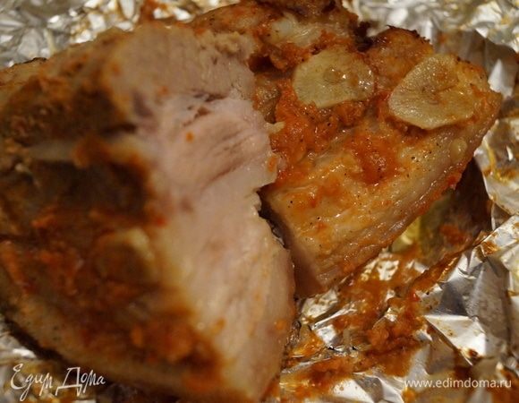 После выключения аэрогриля сразу не вынимайте мясо, оставьте до некоторого остывания, чтобы не обжечься. Если сразу не съедите, убирайте в холодильник прямо в фольге, потом только нарезать.