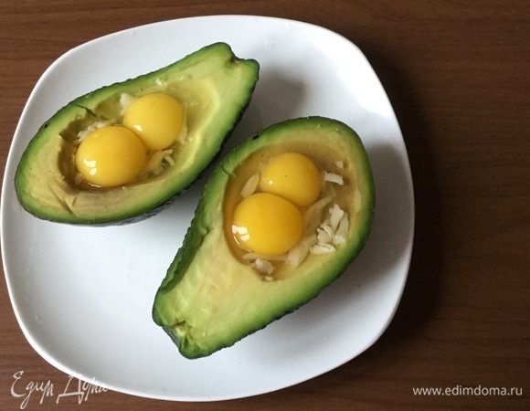 Вбиваем по два яйца.