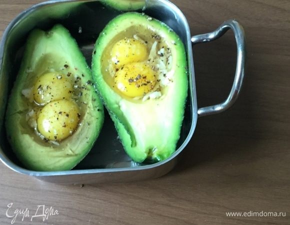 Форму смазываем маслом, кладем продукты и ставим в разогретую духовку при 200⁰С на 15 минут.