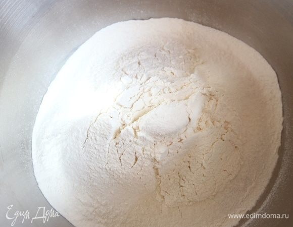 Тесто. Муку просеять в миску или кастрюлю, в которой будете взбивать тесто.