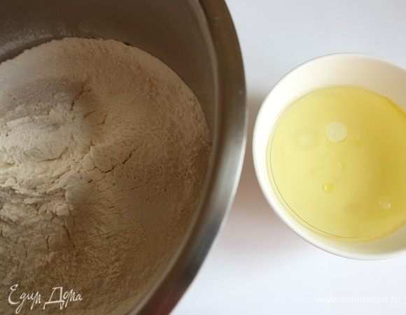 Добавить соль, чуть теплую воду с оливковым маслом.