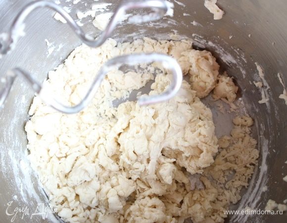 Перемешать миксером с насадками-крюками сначала недолго, на низкой скорости, затем более продолжительно на максимальной скорости.