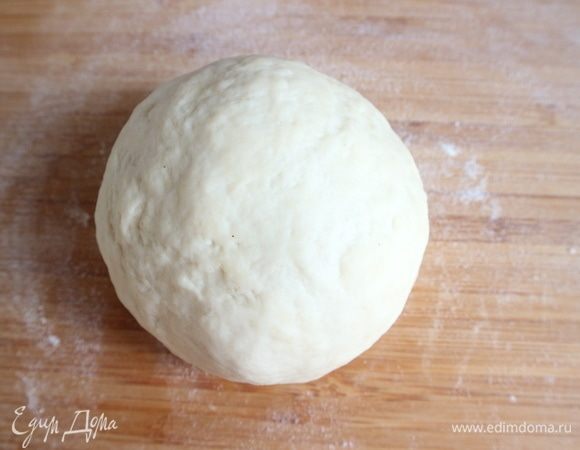 Посыпать мукой рабочую поверхность, замесить однородное эластичное тесто, скатать тесто в шар.