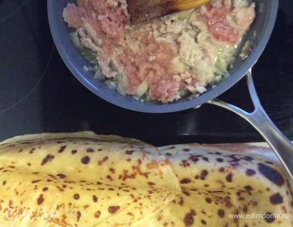 Теперь готовим начинку для террина. Будет два вида начинки. Сначала готовим мясную начинку. Я взяла для нее куриный фарш, хотя вы можете взять и говяжий и свиной. Я даже готовила с куриной грудкой, нарезанной полосочками. Итак, лук мелко режем. Чеснок раздавить плоской стороной ножа и измельчить. Отправить в растительное масло на разогретую сковороду. Как только лук немного зазолотился отправляем к нему фарш. Солим и перчим по вкусу.