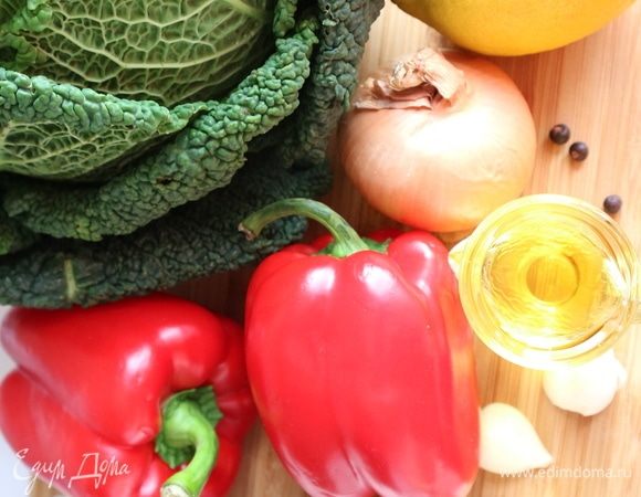 Начинка. Савойскую капусту и болгарский перец помыть, обсушить.