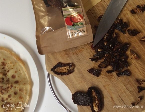 Пока фарш готовится, брусочками режем сушеные помидорки. Мне понадобилось 15 половинок. Отправляем помидорки к лук, чесноку и фаршу. Добавляем сушеный базилик по вкусу, перемешиваем и оставляем томиться все вместе и пропитываться ароматами друг друга под крышкой на медленном огне 3 минуты. Можно добавить любых травок для буйства ароматов, но для меня сочетание томатов и базилика пусть и традиционное, но необыкновенное!