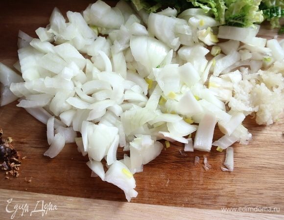 Лук и чеснок очистить, лук нарезать кубиками. Чеснок выдавить через пресс. Сухие ягоды можжевельника измельчить в ступке.