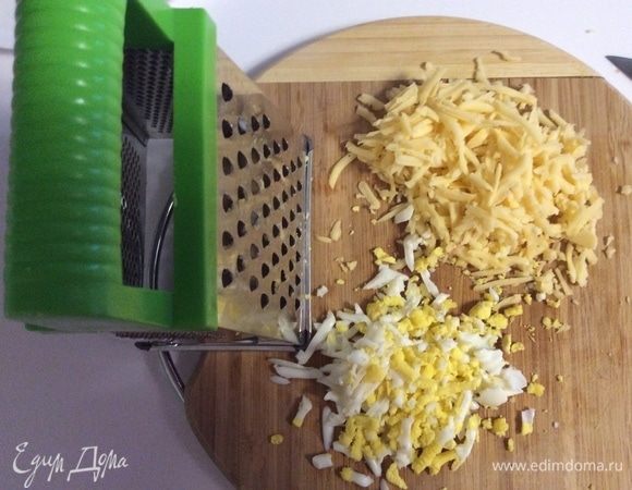 Тем временем можно приготовить второй вид начинки. Заранее отварить 2 яйца. Одно натереть на крупной терке. Второе я оставила для украшения. Сыр натереть на мелкой терке.