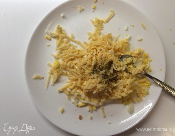 Соединить сыр и яйцо, добавить итальянских трав. Еще я добавила столовую ложку домашнего майонеза, как связующий элемент. Все, вторая начинка готова.