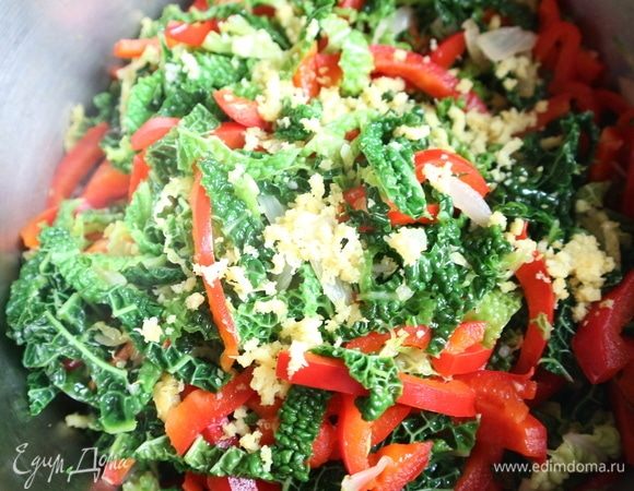 Добавить сладкий перец, ягоды можжевельника, цедру лимона. Влить овощной или куриный бульон и вино (можно вместо вина добавить немного лимонного сока). Тушить под крышкой минут 8–10, потом снять крышку, чтобы жидкость выпарилась (минуты 3). После этого можно откинуть начинку на сито на 1–2 минуты. Вернуть начинку в кастрюлю, дать остыть.