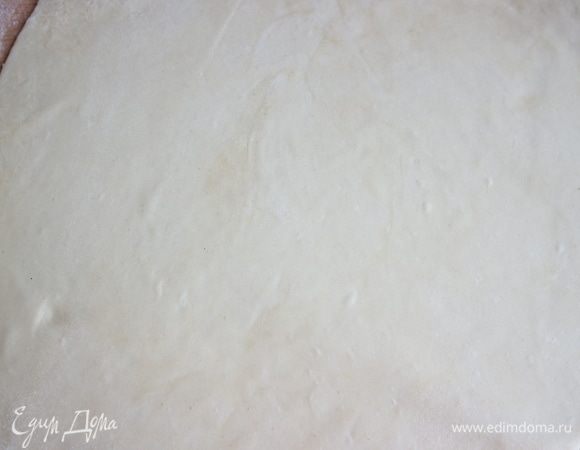 Начать раскатывать тесто на поверхности, посыпанной мукой.