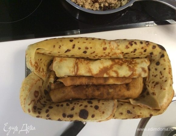 Теперь в форму, проложенную блинчиками, кладем на дно первым слоем фаршированные блины в таком порядке: с мясной начинкой, потом с сырной и опять с мясной. Три блина на дно. Вторым слоем кладем все в обратном порядке: сырные блинчики по бокам и мясной в серединке.