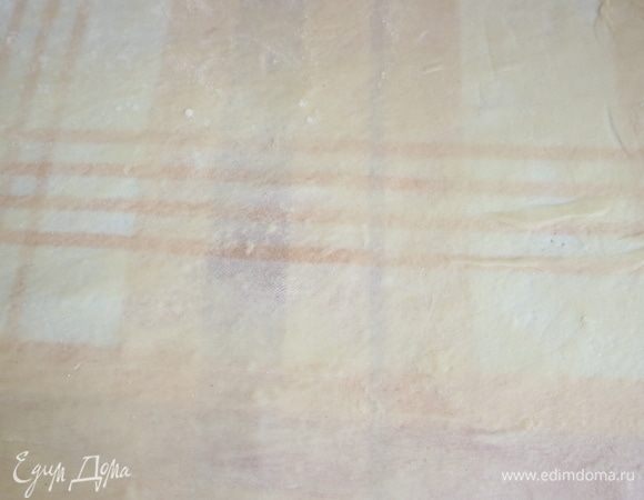 Потом раскатать очень тонко на льняной или хлопчатобумажной скатерти, посыпанной мукой. Просунуть под тесто руки ладонями вниз, костяшками пальцев вверх, немного согнуть пальцы, тесто приподнять и растянуть руками, продвигаясь от середины к краям, положить тесто на скатерть, раскатать еще немного, должен получиться прямоугольник примерно 90х50 см. Тесто должно получиться прозрачным, если края теста толще, их следует обрезать.