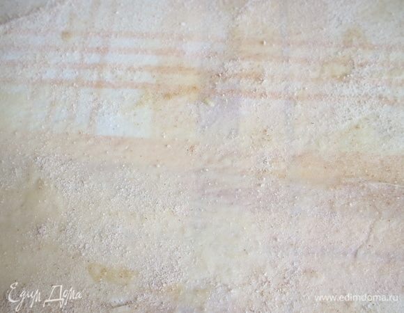 Духовку разогреть до 200⁰С. Масло растопить. Дать остыть до теплого состояния. Тесто кисточкой намазать частью слегка теплого масла, посыпать панировочными сухарями.