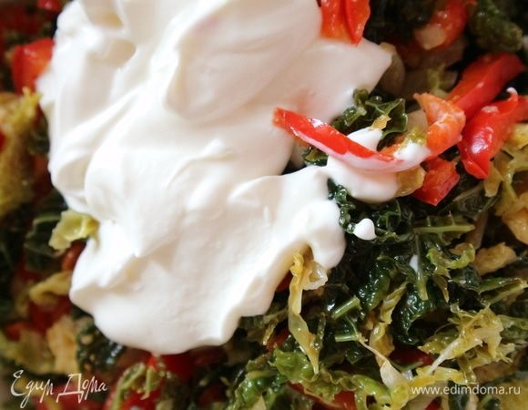 Положить в кастрюлю с начинкой сметану, аккуратно перемешать. Добавить соль, черный свежемолотый перец, сухую сладкую паприку.