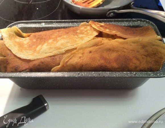 Свисающими краями блинов закрываем фаршированные блинчики как посылочку. Верх я смазала 1 столовой ложкой сметаны, как бы запечатывая наш террин. Отправляем в разогретую до 180⁰С духовку буквально на 15–20 мин. Следите за своей духовкой.