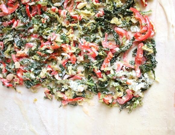 Начинку выложить на треть прямоугольника из теста по короткой стороне, оставляя по краям полосу 2 см без начинки.