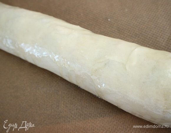 Штрудель намазать оставшимся сливочным маслом. Отправить в духовку на 45 минут.