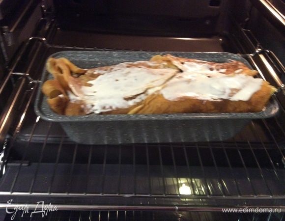 Как только сметана растаяла полностью, пропитала блинчики, и сами блины подзагорели и зарумянились, все готово — пора вынимать и остужать.