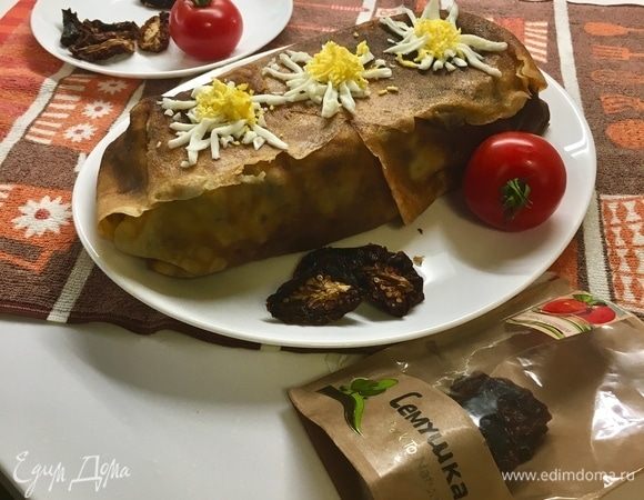 Украсила я мою блинную запеканку тертым яйцом, которое специально сохранила и в начинку не пустила. Захотелось побольше ярких красок)