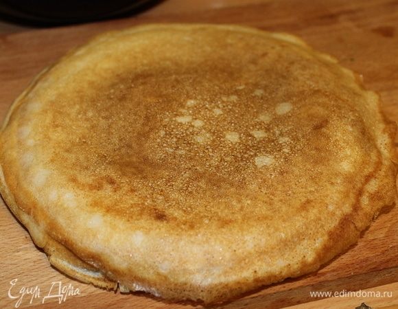 На горячую сковороду, лучше использовать чугунную, наливайте  теста столько, что бы оно тонким слоем заполнило всю поверхность донышка вашей сковороды и выпекайте тончайшие блинчики.