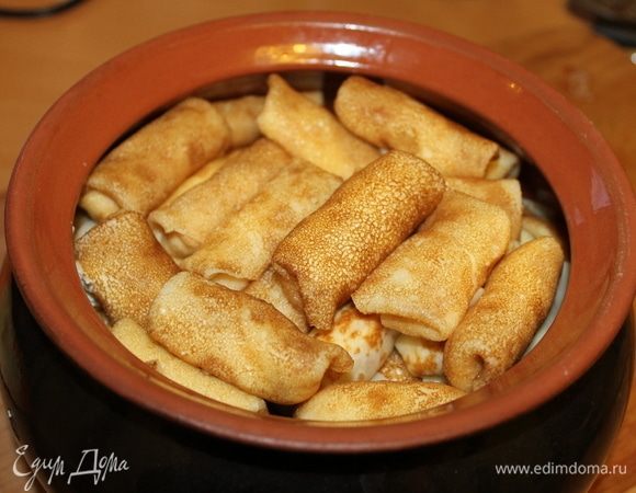 Когда все блинчики будут сложены, полейте остатками сливочного масла. Масла не жалейте. Гулять так гулять, неделя же масленичная, забудьте о калориях и насладитесь вдоволь.