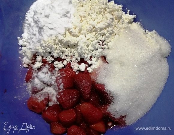 Клубнику разморозьте и слейте жидкость (из нее можно сварить вкуснейший сироп к пирогу). Добавьте сахар, ванилин, творог, крахмал.