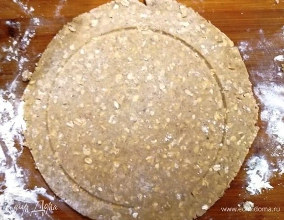 Выньте тесто из холодильника. Из 2/3 тесто сформируйте шар и раскатайте тесто по размеру формы. У меня форма в диаметре 20 см. Мне нравится тонкое тесто, вы ориентируйтесь на свой вкус.