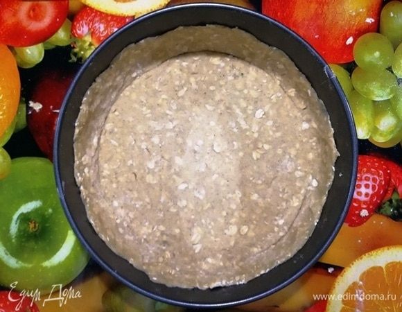 Уложите тесто в форму, сформировав бортики.