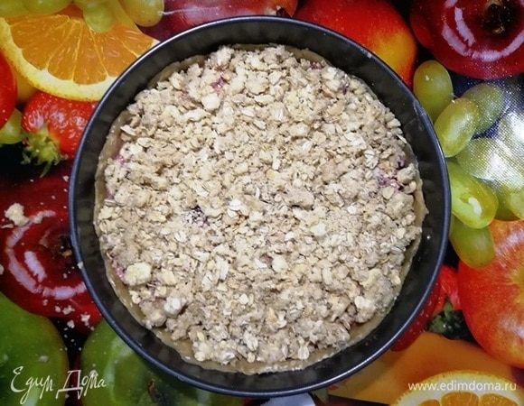 Посыпьте начинку крошкой из теста. Можно отправлять пирог в духовку.